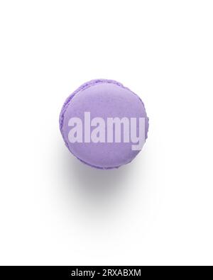 Vista dall'alto in macaron francese alla lavanda isolata su sfondo bianco con ombra Foto Stock