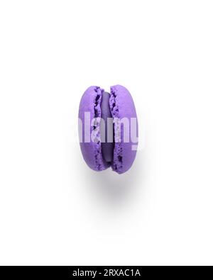 Vista dall'alto in macaron francese alla lavanda isolata su sfondo bianco con ombra Foto Stock