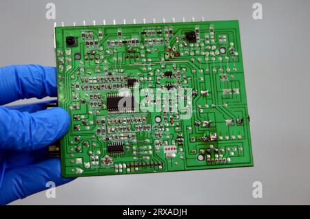 Cairo, Egitto, 19 settembre 2023: Scheda elettronica di un'unità pannello di controllo audio amplificatore subwoofer per auto, Un subwoofer (o sub) è un design di altoparlanti Foto Stock