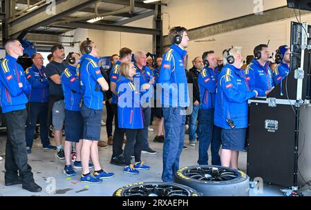 Silverstone, Regno Unito. 23 settembre 2023. Il team NAPA guarda dai box durante il Kwik Fit British Touring Car Championships (BTCC) a Silverstone, Towcester, Northamptonshire, Regno Unito, il 23 settembre 2023. Crediti: LFP/Alamy Live News Foto Stock