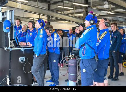 Silverstone, Regno Unito. 23 settembre 2023. Il team NAPA guarda gli schermi nei box durante il Kwik Fit British Touring Car Championships (BTCC) a Silverstone, Towcester, Northamptonshire, Regno Unito, il 23 settembre 2023. Crediti: LFP/Alamy Live News Foto Stock