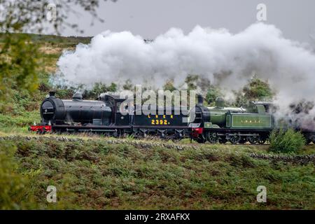 Le locomotive LNER 2392 e Lambton Colliery No. 29, attraversano il North York Moors National Park durante il North Yorkshire Moors Railway 50th Anniversary Steam Gala. Data foto: Domenica 24 settembre 2023. Foto Stock
