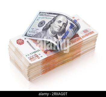 Un mucchio di cinquemila banconote di rubli russi e una banconota da cento dollari isolati su sfondo bianco Foto Stock