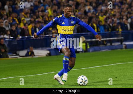 Buenos Aires, Argentina. 23 settembre 2023. Luis Advincula del Boca Juniors durante la partita di Liga Argentina tra il Boca Juniors e CA Lanus giocò al la Bombonera Stadium il 23 settembre 2023 a Buenos Aires, in Spagna. (Foto di Santiago Joel Abdala/PRESSINPHOTO) crediti: PRESSINPHOTO SPORTS AGENCY/Alamy Live News Foto Stock