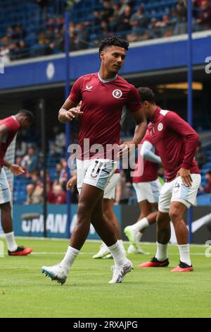 Londra, Regno Unito. 24 settembre 2023. Ollie Watkins dell'Aston Villa si riscalda durante la partita di Premier League tra Chelsea e Aston Villa allo Stamford Bridge, Londra, il 24 settembre 2023. Foto di Ken Sparks. Solo per uso editoriale, licenza necessaria per uso commerciale. Nessun utilizzo in scommesse, giochi o pubblicazioni di un singolo club/campionato/giocatore. Credito: UK Sports Pics Ltd/Alamy Live News Foto Stock