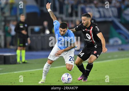 Roma, Lazio. 23 settembre 2023. Mattia Zaccagni della SS Lazio, Patrick Ciurria di Monza durante la partita di serie A tra Lazio e Monza allo stadio Olimpico, Italia, 23 settembre 2023. Photographer01 Credit: Independent Photo Agency/Alamy Live News Foto Stock