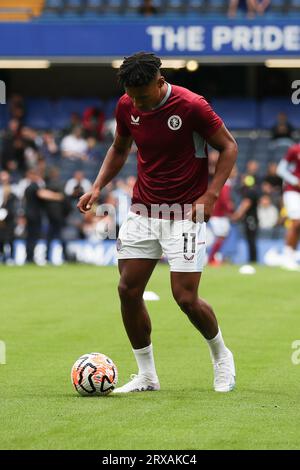 Londra, Regno Unito. 24 settembre 2023. Ollie Watkins dell'Aston Villa si riscalda durante la partita di Premier League tra Chelsea e Aston Villa allo Stamford Bridge, Londra, il 24 settembre 2023. Foto di Ken Sparks. Solo per uso editoriale, licenza necessaria per uso commerciale. Nessun utilizzo in scommesse, giochi o pubblicazioni di un singolo club/campionato/giocatore. Credito: UK Sports Pics Ltd/Alamy Live News Foto Stock