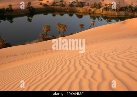 Il vento taglia i sentieri nella sabbia desertica al largo del lago um el Maa, Libia Foto Stock