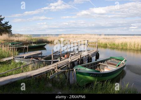 Barche da pesca sull'isola di Kihnu in Estonia Foto Stock