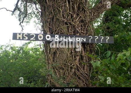 Wendover Dean, Regno Unito. 24 settembre 2023. Segnali anti HS2 a Wendover Dean, Aylesbury, Buckinghamshire. È stato ampiamente riferito nel fine settimana che il primo ministro Rishi Sunak dovrebbe tirare la spina sulla HS2 Northern Leg da Birmingham a Manchester, dato che i costi del progetto continuano a spirale fuori controllo. L'annuncio è probabilmente domani o martedì prima della Conferenza del Partito Tory. Credito: Maureen McLean/Alamy Live News Foto Stock