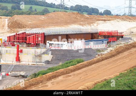 Wendover Dean, Regno Unito. 24 settembre 2023. Costruzione del viadotto ferroviario HS2 High Speed Rail 2 a Wendover Dean, Aylesbury, Buckinghamshire. È stato ampiamente riferito nel fine settimana che il primo ministro Rishi Sunak dovrebbe tirare la spina sulla HS2 Northern Leg da Birmingham a Manchester, dato che i costi del progetto continuano a spirale fuori controllo. L'annuncio è probabilmente domani o martedì prima della Conferenza del Partito Tory. Credito: Maureen McLean/Alamy Live News Foto Stock