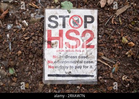 Wendover Dean, Regno Unito. 24 settembre 2023. Segnali anti HS2 a Wendover Dean, Aylesbury, Buckinghamshire. È stato ampiamente riferito nel fine settimana che il primo ministro Rishi Sunak dovrebbe tirare la spina sulla HS2 Northern Leg da Birmingham a Manchester, dato che i costi del progetto continuano a spirale fuori controllo. L'annuncio è probabilmente domani o martedì prima della Conferenza del Partito Tory. Credito: Maureen McLean/Alamy Live News Foto Stock