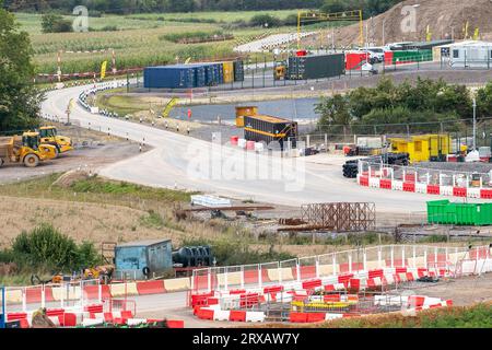 Wendover Dean, Regno Unito. 24 settembre 2023. Costruzione del viadotto ferroviario HS2 High Speed Rail 2 a Wendover Dean, Aylesbury, Buckinghamshire. È stato ampiamente riferito nel fine settimana che il primo ministro Rishi Sunak dovrebbe tirare la spina sulla HS2 Northern Leg da Birmingham a Manchester, dato che i costi del progetto continuano a spirale fuori controllo. L'annuncio è probabilmente domani o martedì prima della Conferenza del Partito Tory. Credito: Maureen McLean/Alamy Live News Foto Stock