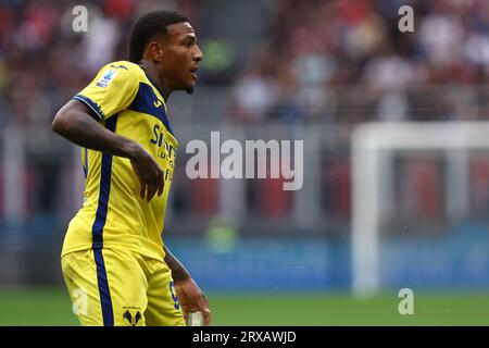 Michael Folorunsho dell'Hellas Verona FC guarda durante la partita di serie A tra AC Milan e Hellas Verona allo Stadio Giuseppe Meazza il 23 settembre 2023 a Milano. Foto Stock