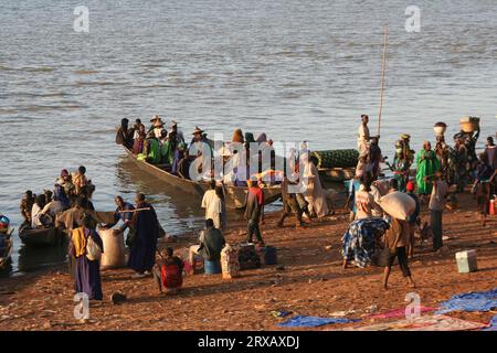 Scena nel porto fluviale di Mopti, Mali Foto Stock