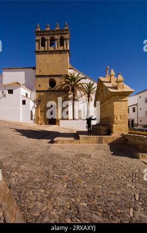 Chiesa Iglesia Nuestro padre Jesus e fontana El Fuente de Ocho Canos, città di Ronda, Andalusia, Spagna Foto Stock