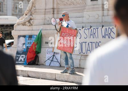 20 agosto 2023 piazza Restauradores, Lisbona, Portogallo: Raduno organizzato da attivisti russi, bielorussi e ucraini contro la guerra - Un uomo si alza Foto Stock