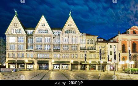 Oberpollinger in via Neuhauser a Monaco, Baviera, Germania di notte Foto Stock