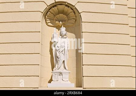 Klosterneuburg, bassa Austria, Austria. Figura di un santo sul muro esterno dell'abbazia di Klosterneuburg. Statua della moglie di Leopoldo III Foto Stock