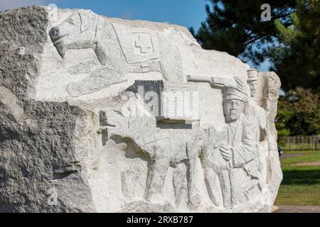 Memoriale della prima guerra mondiale che commemora gli Airedale Terriers che prestarono servizio in prima linea. East Haven vicino a Carnoustie, Angus, Scozia, Regno Unito Foto Stock