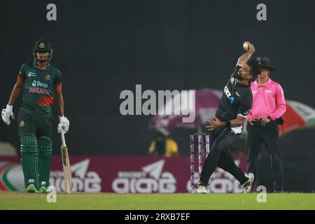 New Zealand spine Bowler Ish Sodhi Bowl durante il 2° ODI match of Three match tra Bangladesh e nuova Zelanda allo Sher-e-Bangla National Cricket St Foto Stock