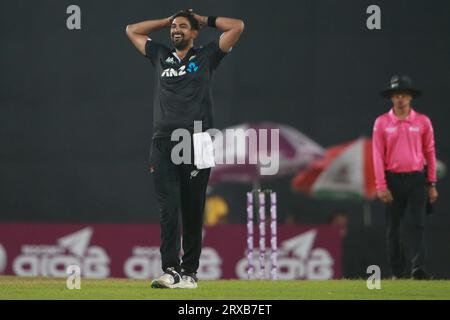 New Zealand spine Bowler Ish Sodhi Bowl durante il 2° ODI match of Three match tra Bangladesh e nuova Zelanda allo Sher-e-Bangla National Cricket St Foto Stock