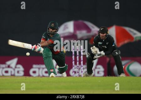 Il bengalese Tamim Iqbal Khan ha aperto la gara durante la seconda partita ODI del Bangladesh e della nuova Zelanda allo Sher-e-Bangla National Cricket Stadium di Mirpur, DH Foto Stock