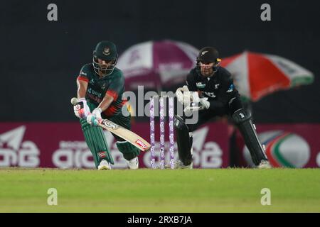 Il bengalese Tamim Iqbal Khan ha aperto la gara durante la seconda partita ODI del Bangladesh e della nuova Zelanda allo Sher-e-Bangla National Cricket Stadium di Mirpur, DH Foto Stock