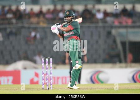 Il bengalese Tamim Iqbal Khan ha aperto la gara durante la seconda partita ODI del Bangladesh e della nuova Zelanda allo Sher-e-Bangla National Cricket Stadium di Mirpur, DH Foto Stock