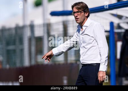 Orbassano, Italia. 24 settembre 2023. Federico Guidi, capo allenatore della AS Roma U19, gesti durante la partita di calcio Primavera 1 tra Torino FC U19 e AS Roma U19. Crediti: Nicolò campo/Alamy Live News Foto Stock