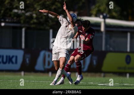 Orbassano, Italia. 24 settembre 2023. Alesandro Dellavalle del Torino FC U19 gareggia per la palla con Giulio Misitano dell'AS Roma U19 durante la partita di calcio Primavera 1 tra Torino FC U19 e AS Roma U19. Crediti: Nicolò campo/Alamy Live News Foto Stock