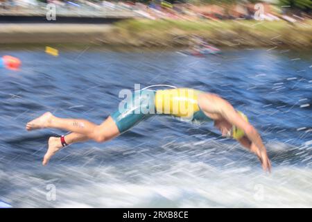 Pontevedra, Spagna. 23 settembre 2023. Il triatleta australiano, Bradley Course, nel test di nuoto durante i Campionati del mondo di triathlon U23 2023, il 23 settembre 2023, a Pontevedra, in Spagna. (Foto di Alberto Brevers/Pacific Press) Credit: Pacific Press Media Production Corp./Alamy Live News Foto Stock