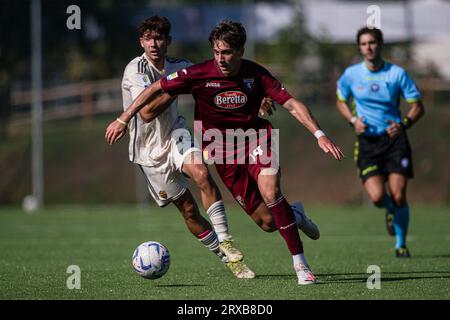 Orbassano, Italia. 24 settembre 2023. Cristian Padula del Torino FC U19 gareggia per la palla con Francesco D'Alessio della AS Roma U19 durante la partita di Primavera 1 tra Torino FC U19 e AS Roma U19. Crediti: Nicolò campo/Alamy Live News Foto Stock