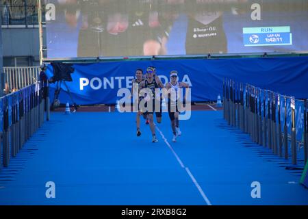 Pontevedra, Spagna. 23 settembre 2023. Pontevedra, Spagna, 23 settembre 2023: Il triatleta francese Dorian Coninx lancia lo sprint a Tim Hellwig (R) durante il Campionato del mondo di triathlon maschile 2023, il 23 settembre 2023, a Pontevedra, in Spagna. (Foto di Alberto Brevers/Pacific Press) Credit: Pacific Press Media Production Corp./Alamy Live News Foto Stock