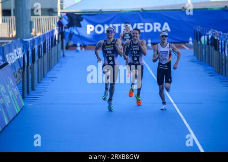 Pontevedra, Spagna. 23 settembre 2023. Pontevedra, Spagna, 23 settembre 2023: Il triatleta francese Dorian Coninx (L) lancia lo sprint a Tim Hellwig (R) e Pierre le Corre durante il Campionato del mondo di Triathlon maschile 2023, il 23 settembre 2023, a Pontevedra, in Spagna. (Foto di Alberto Brevers/Pacific Press) Credit: Pacific Press Media Production Corp./Alamy Live News Foto Stock