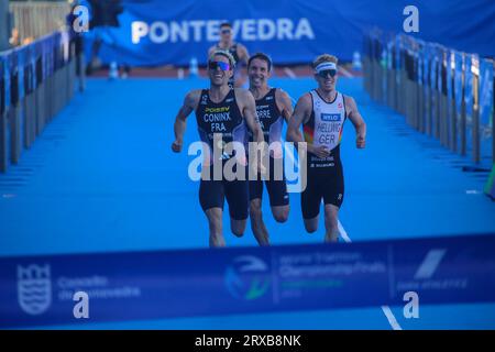 Pontevedra, Spagna. 23 settembre 2023. Pontevedra, Spagna, 23 settembre 2023: Il triatleta francese Dorian Coninx (L) lancia lo sprint a Tim Hellwig (R) e Pierre le Corre durante il Campionato del mondo di Triathlon maschile 2023, il 23 settembre 2023, a Pontevedra, in Spagna. (Foto di Alberto Brevers/Pacific Press) Credit: Pacific Press Media Production Corp./Alamy Live News Foto Stock