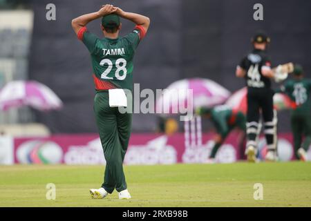 Il bengalese Tamim Iqbal Khan ha aperto la gara durante la seconda partita ODI del Bangladesh e della nuova Zelanda allo Sher-e-Bangla National Cricket Stadium di Mirpur, DH Foto Stock