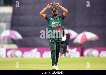 Il bengalese Tamim Iqbal Khan ha aperto la gara durante la seconda partita ODI del Bangladesh e della nuova Zelanda allo Sher-e-Bangla National Cricket Stadium di Mirpur, DH Foto Stock