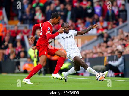 Michail Antonio (a destra) del West Ham United e Joel Matip del Liverpool si battono per la palla durante la partita di Premier League ad Anfield, Liverpool. Data foto: Domenica 24 settembre 2023. Foto Stock