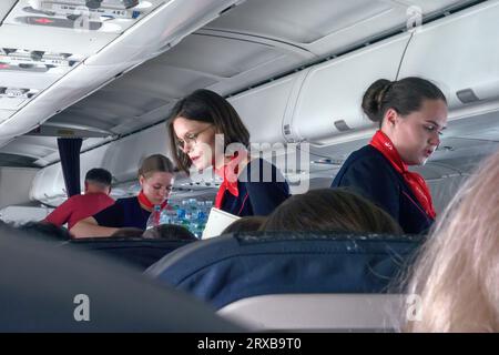 Barnaul, 2 ottobre 2023 gli assistenti di volo Ural Airlines lavorano a bordo degli aerei. Volo Barnaul - Sochi. Foto editoriale. Foto Stock