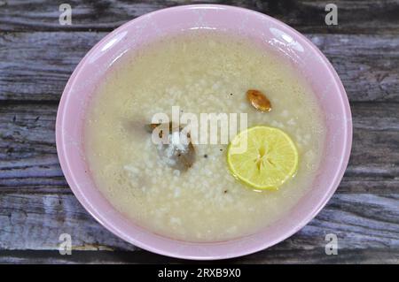 Zuppa di riso piccione o Shorbet hamam, zuppa egiziana preparata bollendo i piccioni fino a cottura avvenuta, con riso, cardamomo, alloro, lime, e spezie, anche con Foto Stock