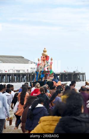 Questo è l'ultimo giorno della festa di Chathurthi, dove Lord Ganesh è immerso nel mare (a Clacton on Sea). Foto Stock