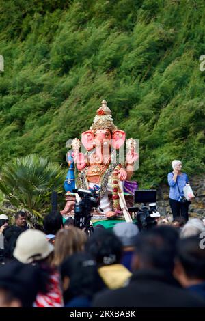 Questo è l'ultimo giorno della festa di Chathurthi, dove Lord Ganesh è immerso nel mare (a Clacton on Sea). Foto Stock