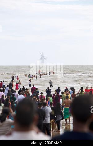 Questo è l'ultimo giorno della festa di Chathurthi, dove Lord Ganesh è immerso nel mare (a Clacton on Sea). Foto Stock