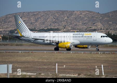 Avión de Línea Airbus A320 de Vueling en el aeropuerto de Alicante Foto Stock