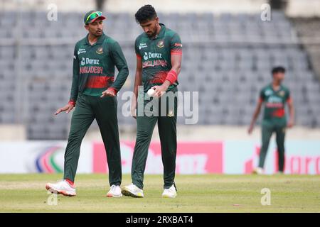 Soumya Sarkar e Syed Khaled Ahmed durante il secondo incontro ODI del Bangladesh e della nuova Zelanda di tre partite a Sher-e-Bang Foto Stock