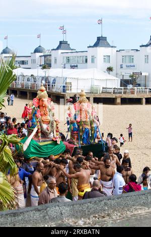 Questo è l'ultimo giorno della festa di Chathurthi, dove Lord Ganesh è immerso nel mare (a Clacton on Sea). Foto Stock