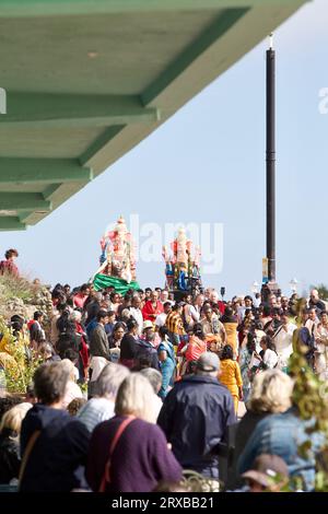 Questo è l'ultimo giorno della festa di Chathurthi, dove Lord Ganesh è immerso nel mare (a Clacton on Sea). Foto Stock