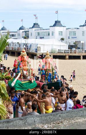 Questo è l'ultimo giorno della festa di Chathurthi, dove Lord Ganesh è immerso nel mare (a Clacton on Sea). Foto Stock