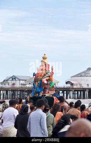 Questo è l'ultimo giorno della festa di Chathurthi, dove Lord Ganesh è immerso nel mare (a Clacton on Sea). Foto Stock